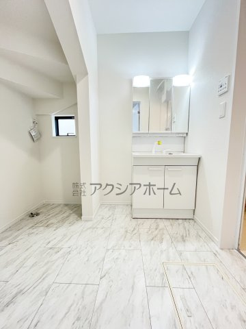 狭山市水野・全2棟　新築一戸建　B号棟　～大型パントリー～の独立洗面台