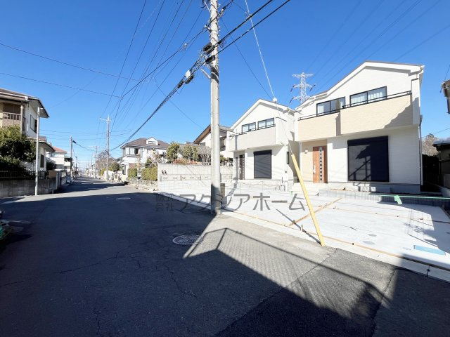 狭山市水野・全2棟　新築一戸建　B号棟　～大型パントリー～の前面道路含む現地写真