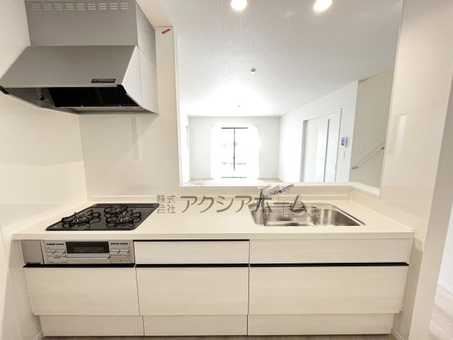 狭山市水野・全2棟　新築一戸建　B号棟　～大型パントリー～のキッチン|リビングが見渡せる対面式キッチン