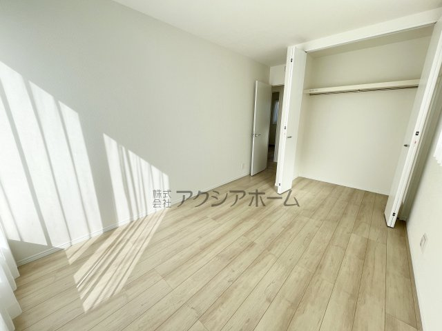狭山市水野・全2棟　新築一戸建　B号棟　～大型パントリー～の寝室|洋室　6.5帖（東側）