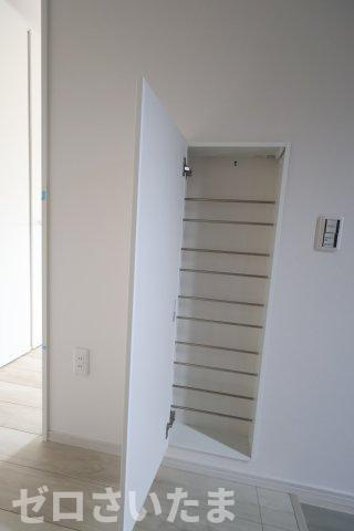 《仲介手数料無料》西区三橋６丁目496-2新築一戸建てフィットの内装|スリッパなどを入れる収納があります。
