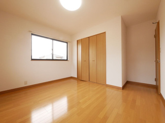 【洋室】 | 南アルプス市鏡中條　平成15年築中古戸建　内装一新 車3台 | 2階　7帖洋室　二面採光で明るいお部屋です。