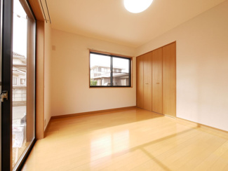 【洋室】 | 南アルプス市鏡中條　平成15年築中古戸建　内装一新 車3台 | 1階　洋室7帖　リフォーム済みで綺麗な状態です。