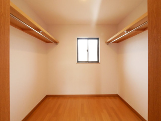 【その他】 | 南アルプス市鏡中條　平成15年築中古戸建　内装一新 車3台 | 2階　9帖洋室のWIC