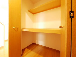 【収納】 | 南アルプス市鏡中條　平成15年築中古戸建　内装一新 車3台 | 1階廊下収納　奥行きもあり、高い収納力