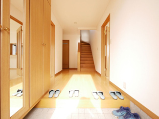 【玄関】 | 南アルプス市鏡中條　平成15年築中古戸建　内装一新 車3台 | 南向きの明るく広い玄関