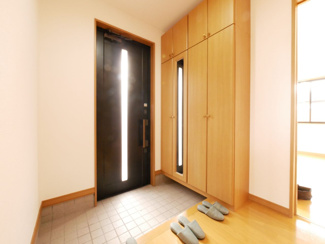 【玄関】 | 南アルプス市鏡中條　平成15年築中古戸建　内装一新 車3台 | 大型下駄箱完備の玄関