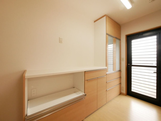 【キッチン】 | 南アルプス市鏡中條　平成15年築中古戸建　内装一新 車3台 | キッチン背面キャビネット　御勝手口付