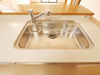 【キッチン】 | 南アルプス市鏡中條　平成15年築中古戸建　内装一新 車3台 | 新品キッチンの為、とても綺麗なシンク　浄水器一体型水栓付き