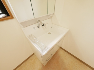 【独立洗面台】 | 南アルプス市鏡中條　平成15年築中古戸建　内装一新 車3台 | ワイドシンク仕様の洗面台