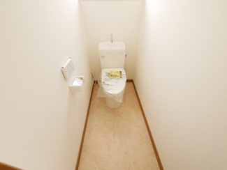 【トイレ】 | 南アルプス市鏡中條　平成15年築中古戸建　内装一新 車3台 | 1階トイレも新品交換済み　ウォシュレット付き　幅が広めのトイレです。