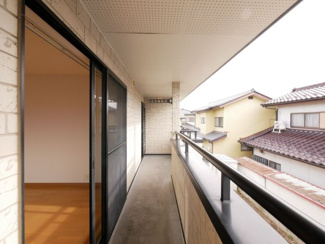 【バルコニー】 | 南アルプス市鏡中條　平成15年築中古戸建　内装一新 車3台 | ワイドな南向きバルコニー