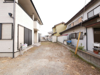 【駐車場】 | 南アルプス市鏡中條　平成15年築中古戸建　内装一新 車3台 | 並列2台駐車してもまだまだスペースあります。