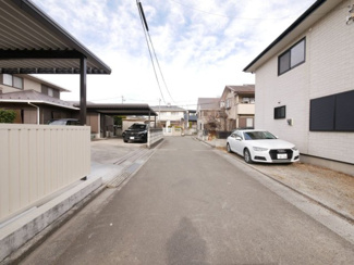 【前面道路含む現地写真】 | 南アルプス市鏡中條　平成15年築中古戸建　内装一新 車3台 | 西側前面道路