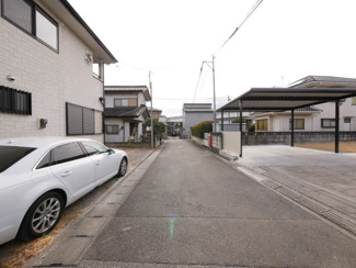 【前面道路含む現地写真】 | 南アルプス市鏡中條　平成15年築中古戸建　内装一新 車3台 | 交通量の少ない前面道路です。