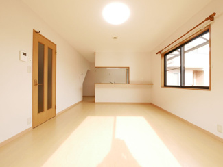 【居間・リビング】 | 南アルプス市鏡中條　平成15年築中古戸建　内装一新 車3台 | 18.8帖の南向きでとても明るいリビング　広々としたご家族憩いのお部屋