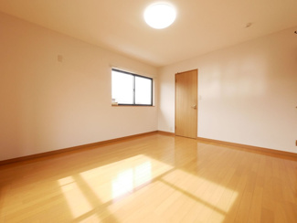 【洋室】 | 南アルプス市鏡中條　平成15年築中古戸建　内装一新 車3台 | 2階　9帖洋室　WIC付き　リフォーム済みで綺麗な状態です。