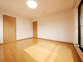 【洋室】 | 南アルプス市鏡中條　平成15年築中古戸建　内装一新 車3台 | 2階　9帖洋室　バルコニーへのアクセスが可能　南向きで明るいお部屋