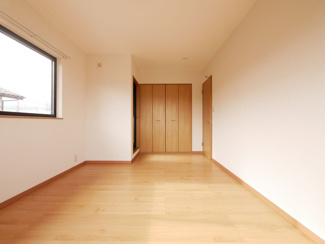 【洋室】 | 南アルプス市鏡中條　平成15年築中古戸建　内装一新 車3台 | 2階8帖洋室　リフォーム済みで綺麗な状態です。