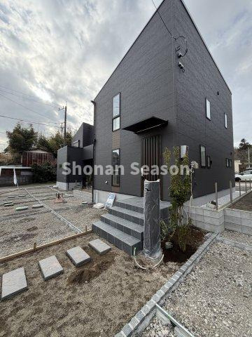 【間取り】 | 集いのLDKには足元からお部屋全体が温まる「床暖房」を設置！
湘南の爽快な風が吹き抜ける全室２面採光◎
全窓には「網戸」を設置し、湘南の爽快な風を感じられますよ♪