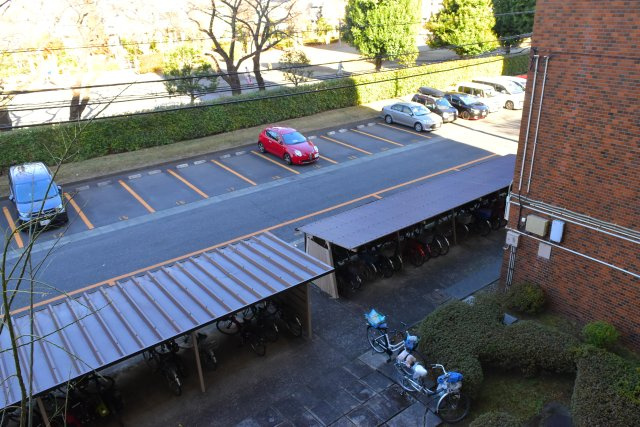 府中市住吉町２丁目の中古マンションの駐車場