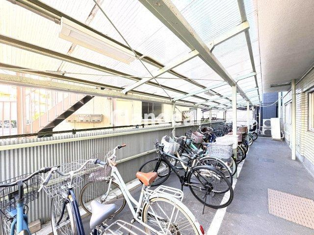 梅島コーポの駐輪場|ドキドキの新生活も、安心してスタート。ぴったりの住まいを見つけませんか？クランディアが一緒に住まい選びをサポートします‼　まずは、お気軽にお問合せください　＃クランディア
