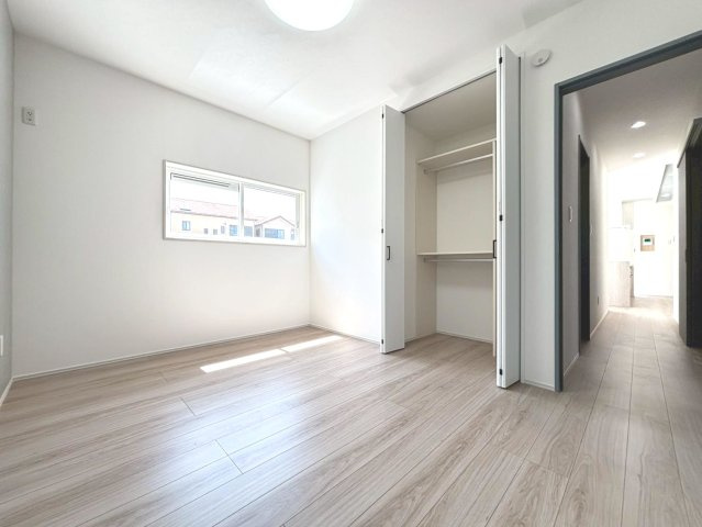 新築戸建　大垣市東町　全6区画分譲の洋室|奥行のあるウォークインクローゼットは収納方法自由自在。家族の成長に合わせた収納が可能です。