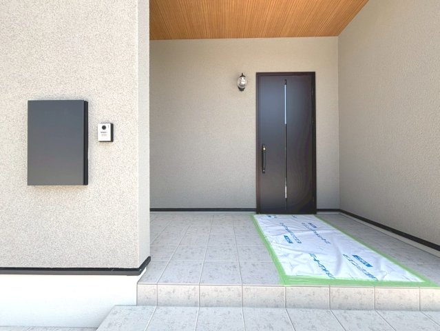 新築戸建　大垣市東町　全6区画分譲の玄関|玄関ドアの取っ手ハンドル部分にセンサーがついており、カード・シールタイプのキーで開け閉めができます