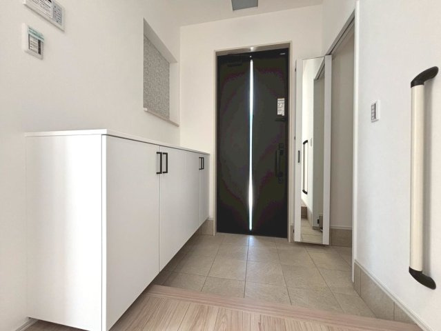 新築戸建　大垣市東町　全6区画分譲の玄関|大容量のシューズ収納付きで玄関周りもすっきり！玄関ドアからの光が玄関ホールを明るくしてくれます。