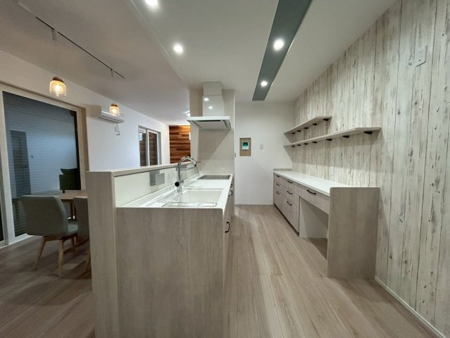 新築戸建　大垣市東町　全6区画分譲のキッチン|カップボード付き！見せる収納と隠す収納を使い分けておしゃれなキッチンに！