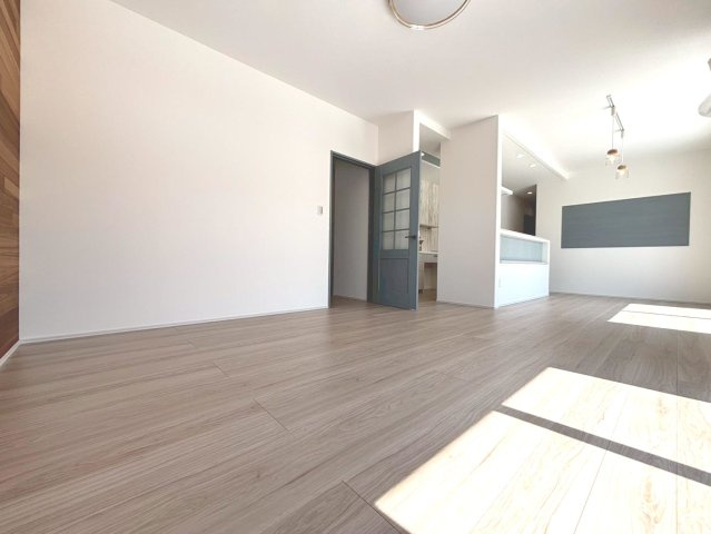 新築戸建　大垣市東町　全6区画分譲の居間・リビング|大きな窓がリビング全体に光と風を運びます。