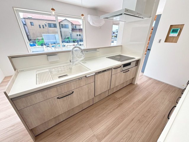 新築戸建　大垣市東町　全6区画分譲のキッチン|機能的なシステムキッチン。収納力に優れた大容量の引出でキッチン回りがスッキリ片付きます。