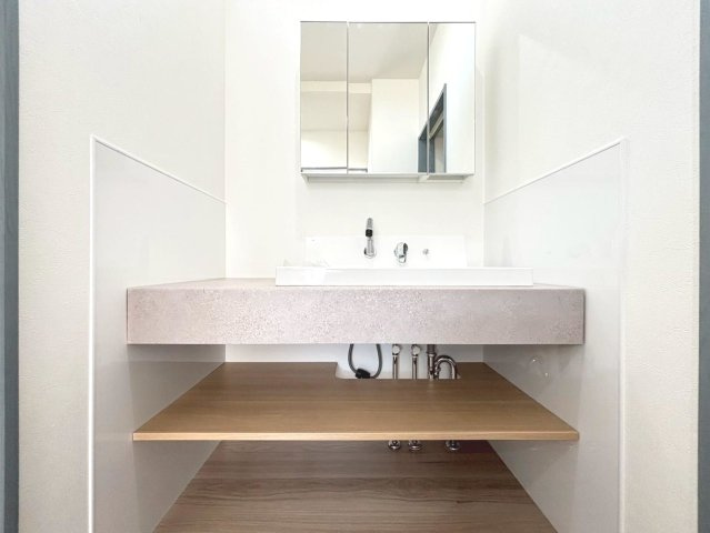 新築戸建　大垣市東町　全6区画分譲の独立洗面台|影ができにくい「ツインラインLED照明」。