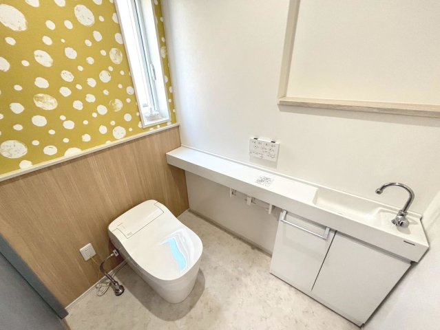 新築戸建　大垣市東町　全6区画分譲のトイレ|少ない水で効率的に洗浄するトルネード洗浄とお掃除のしやすさを究めたフチなし形状でお手入れ楽々。