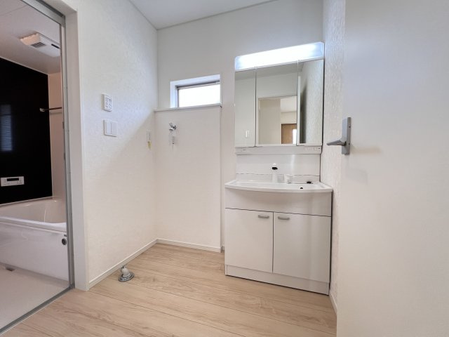 新築　高崎市吉井町吉井川第3　クレイドルガーデン　2号棟の独立洗面台|　シャワー付きの洗面台は忙しい朝でも身支度を整えるのにとても便利◎							
