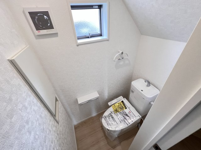 新築　高崎市吉井町吉井川第3　クレイドルガーデン　2号棟のトイレ|　節水タイプのウォシュレット付きトイレ、水道料節約に一役買います！
