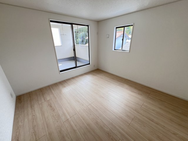 新築　高崎市吉井町吉井川第3　クレイドルガーデン　2号棟の洋室|　日当たりと風通しの良い二面採光♪						
					
					
