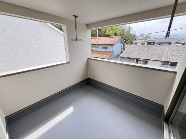 新築　高崎市吉井町吉井川第3　クレイドルガーデン　2号棟のバルコニー|　インナーバルコニーで少しの雨なら濡れずにすみます。天気が怪しいけど…という悩みも解消ですね!									

