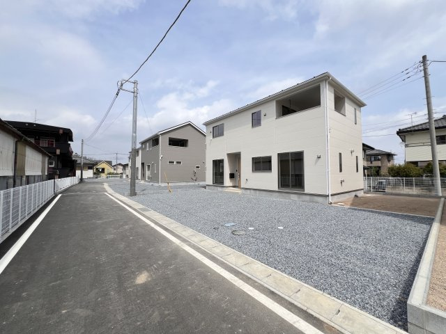 新築　高崎市吉井町吉井川第3　クレイドルガーデン　2号棟の前面道路含む現地写真|　南側接道幅員約4.2ｍ　
