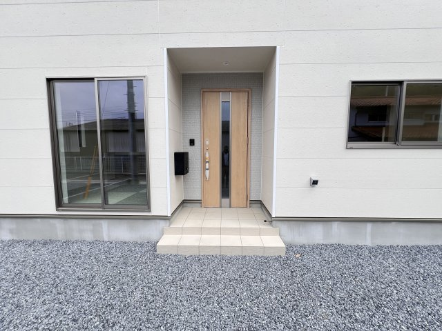 新築　高崎市吉井町吉井川第3　クレイドルガーデン　2号棟の玄関|　ポストと一体型のTVモニターホンでセキュリティ安心！
