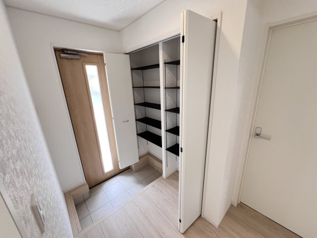 新築　高崎市吉井町吉井川第3　クレイドルガーデン　2号棟の玄関|　約３０足収納できる下駄箱は中で段の高さを調節できるのでブーツ等もきっちりしまえます！
