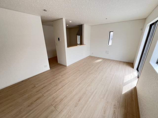 新築　高崎市吉井町吉井川第3　クレイドルガーデン　2号棟の居間・リビング|　家族の会話が弾む対面キッチン。お子様の様子も確認できて安心ですね。
