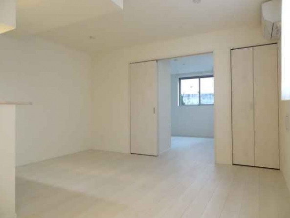 ウェルスクエア等々力　敷金0　角部屋　オートロック　宅配BOXの居間・リビング