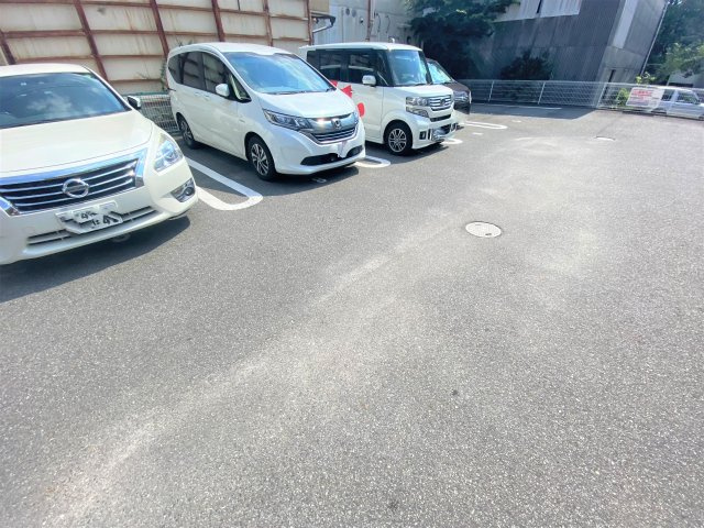 メゾンド・ラポールの駐車場