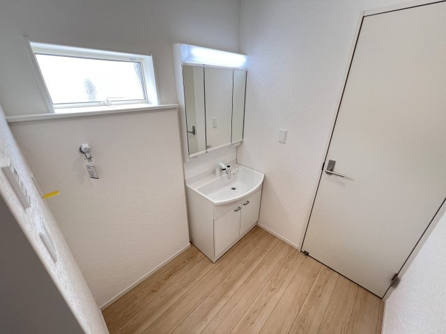 新築　高崎市吉井町吉井川第3　クレイドルガーデン　3号棟の独立洗面台|　シャワー付きの洗面台は忙しい朝でも身支度を整えるのにとても便利◎							
