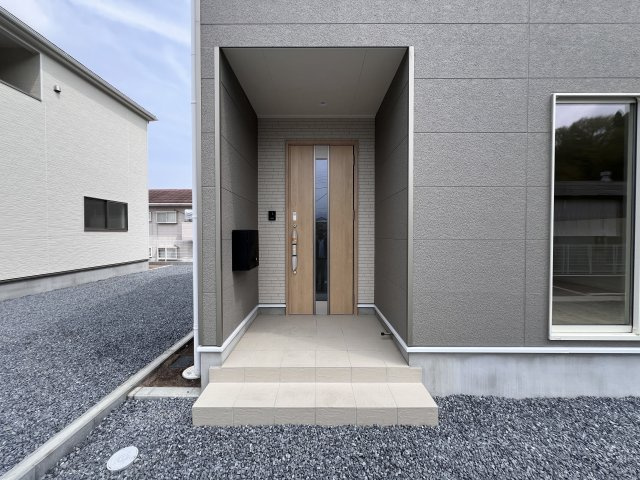 新築　高崎市吉井町吉井川第3　クレイドルガーデン　3号棟の玄関|　ポストと一体型のTVモニターホンでセキュリティ安心！
