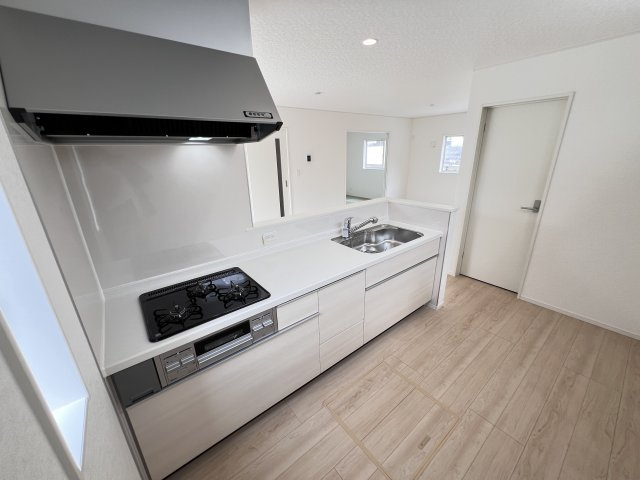 新築　高崎市吉井町吉井川第3　クレイドルガーデン　3号棟のキッチン|　間口2550ｍｍで作業スペースも広々！換気扇も汚れが付きにくくお掃除がし易い設計です。
