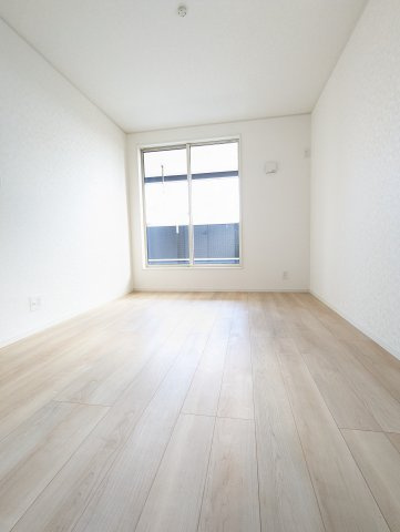 日立市久慈町　第25の洋室|バルコニーに面した明るい洋室です。採光・通風が良く毎朝気持ち良く起床ができ・・日中も日差しが降り注ぐ～暖かいお部屋です