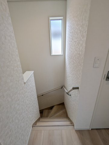 日立市久慈町　第25の内装|窓付きの階段は明るく、手すり付きで小さなお子様でも安心です