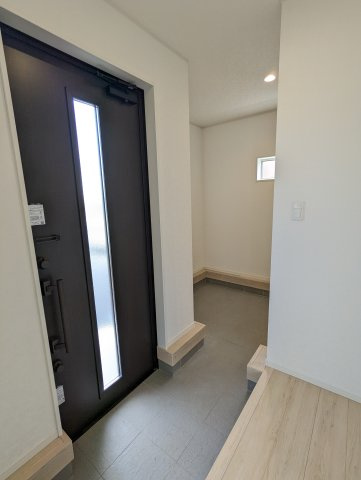日立市久慈町　第25の玄関|玄関窓から光が差し込む明るい玄関です！白を基調としているのでスッキリとしています♪
